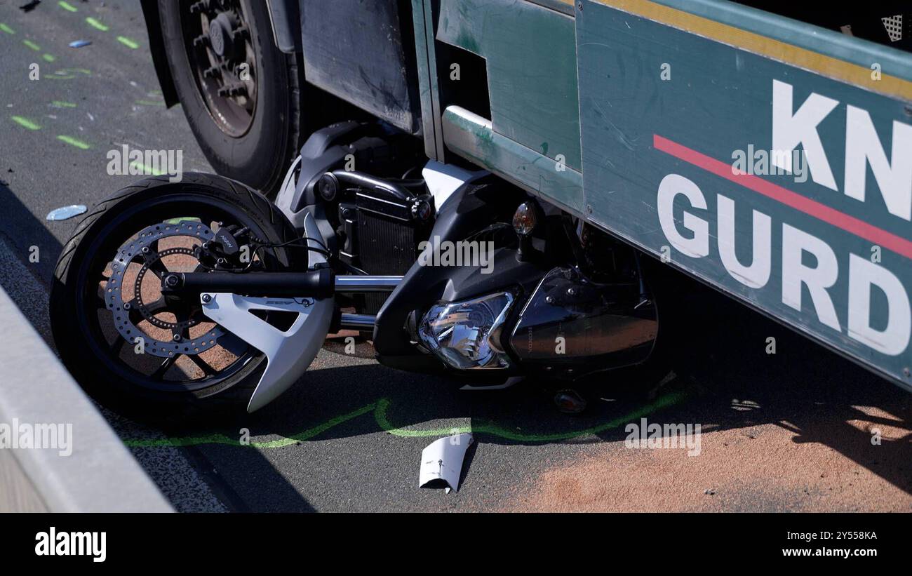Unfall auf der A560 bei Siegburg: Ein Motorradfahrer geriet beim  Spurwechsel eines LKWs in den toten Winkel und wurde tödlich verletzt. Die  Autobahn bleibt in Richtung Siegburg bis zu zwei Stunden gesperrt.