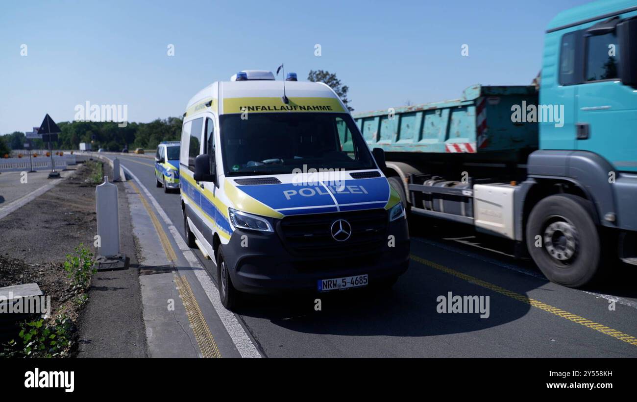 Unfall auf der A560 bei Siegburg: Ein Motorradfahrer geriet beim  Spurwechsel eines LKWs in den toten Winkel und wurde tödlich verletzt. Die  Autobahn bleibt in Richtung Siegburg bis zu zwei Stunden gesperrt.