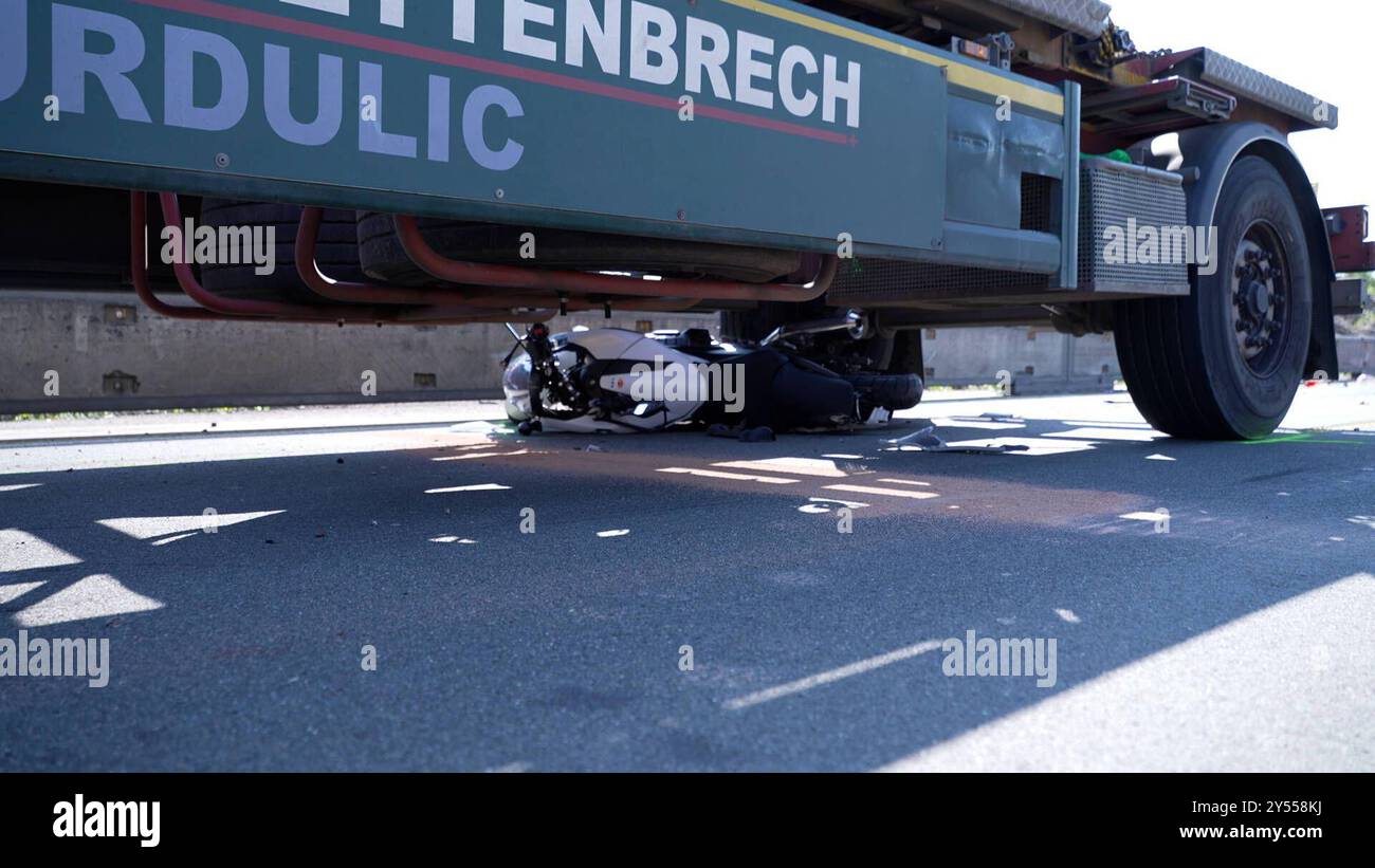 Unfall auf der A560 bei Siegburg: Ein Motorradfahrer geriet beim  Spurwechsel eines LKWs in den toten Winkel und wurde tödlich verletzt. Die  Autobahn bleibt in Richtung Siegburg bis zu zwei Stunden gesperrt.