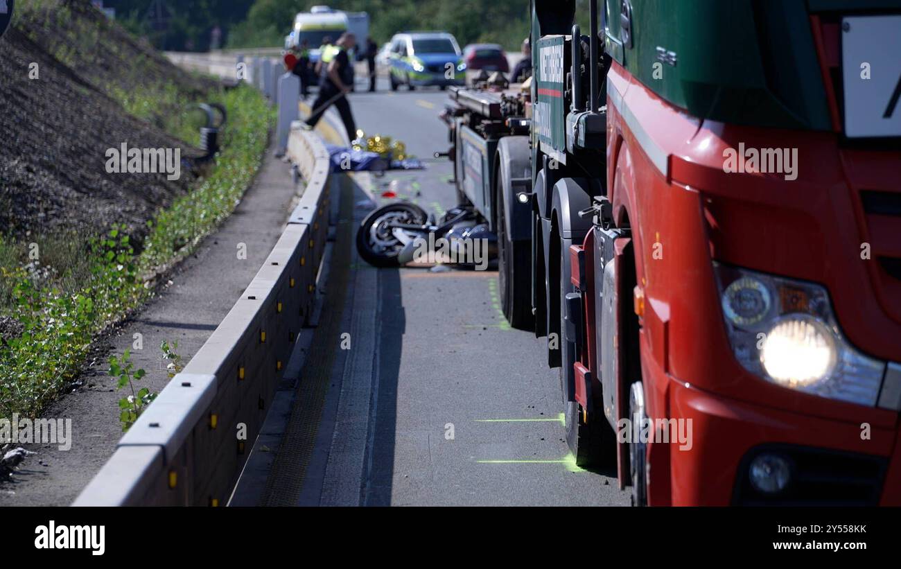 Unfall auf der A560 bei Siegburg: Ein Motorradfahrer geriet beim  Spurwechsel eines LKWs in den toten Winkel und wurde tödlich verletzt. Die  Autobahn bleibt in Richtung Siegburg bis zu zwei Stunden gesperrt.