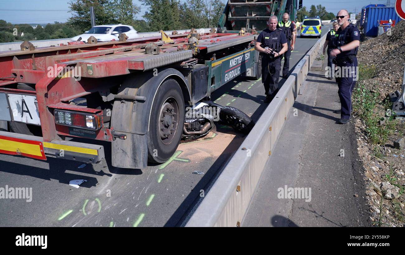 Unfall auf der A560 bei Siegburg: Ein Motorradfahrer geriet beim  Spurwechsel eines LKWs in den toten Winkel und wurde tödlich verletzt. Die  Autobahn bleibt in Richtung Siegburg bis zu zwei Stunden gesperrt.