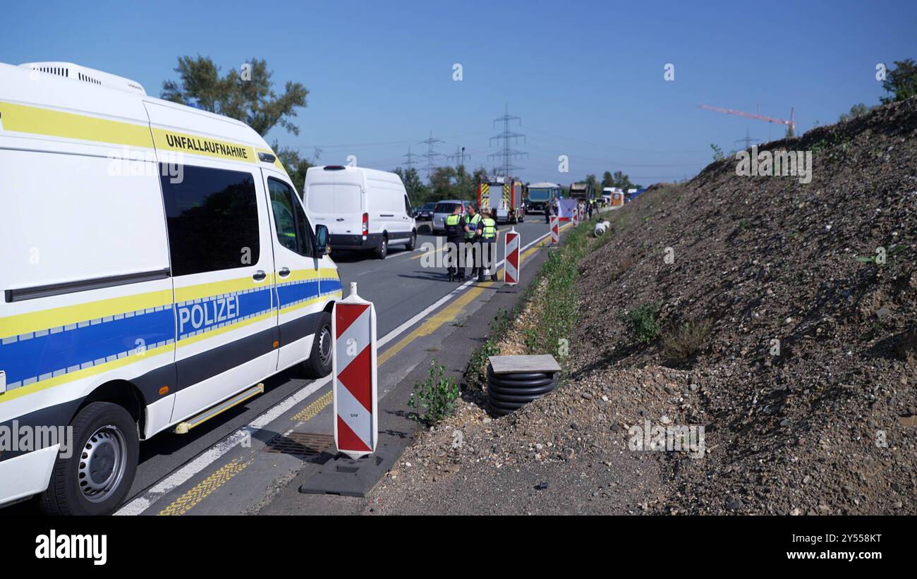 Unfall auf der A560 bei Siegburg: Ein Motorradfahrer geriet beim  Spurwechsel eines LKWs in den toten Winkel und wurde tödlich verletzt. Die  Autobahn bleibt in Richtung Siegburg bis zu zwei Stunden gesperrt.