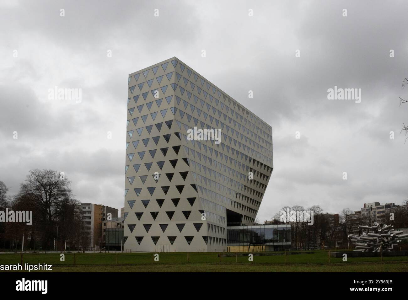 Triangles architecture hi-res stock photography and images - Alamy