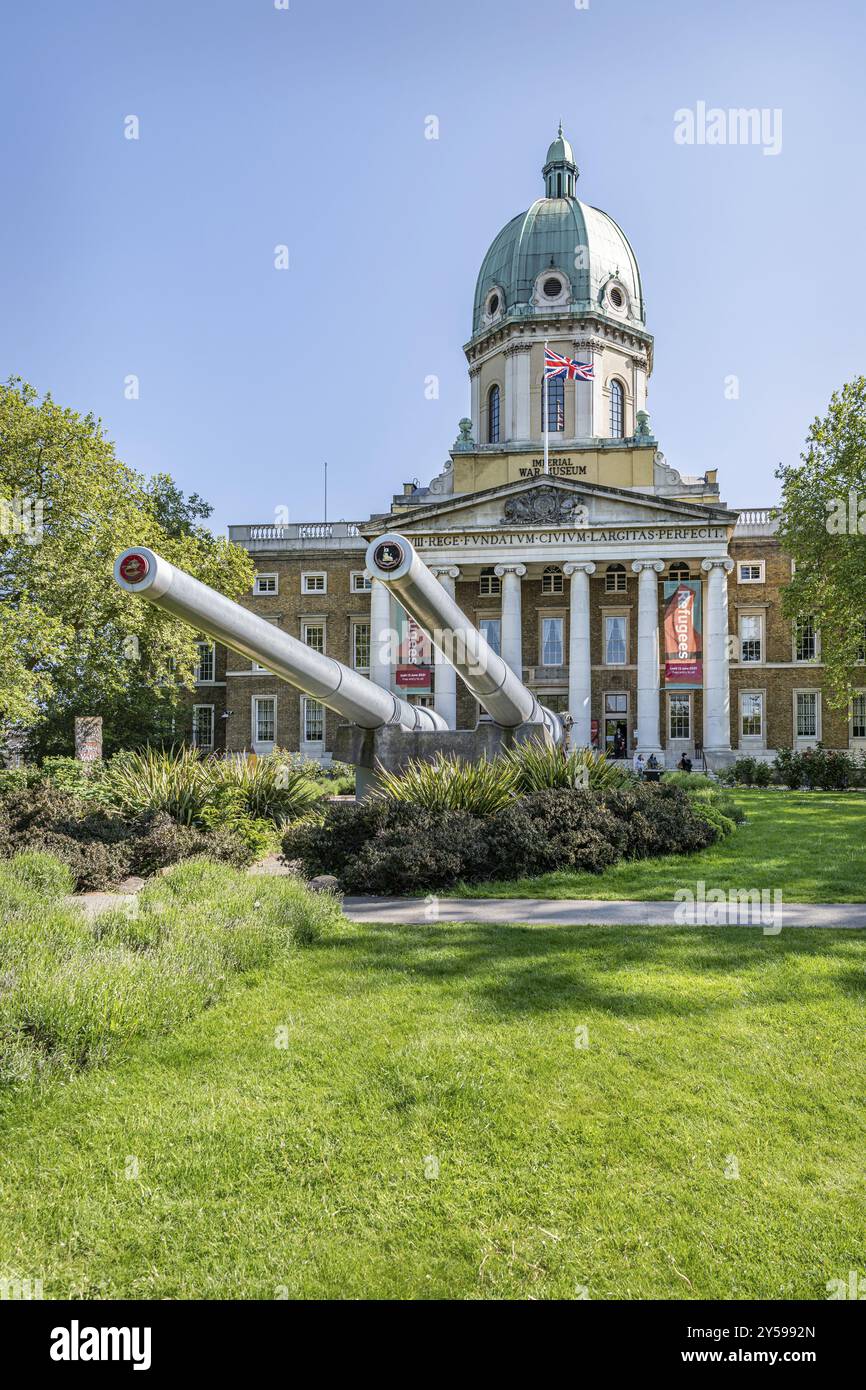Entrance Guns outside the imperial War Museum in South Kensington, London, London, UK Stock Photo