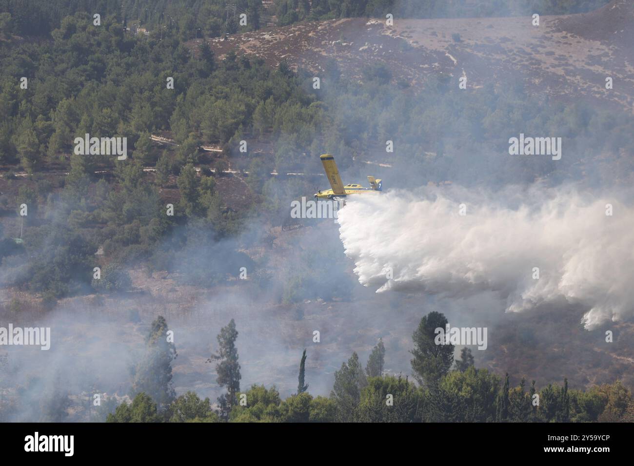 Plane extinguishes fires hi-res stock photography and images - Alamy