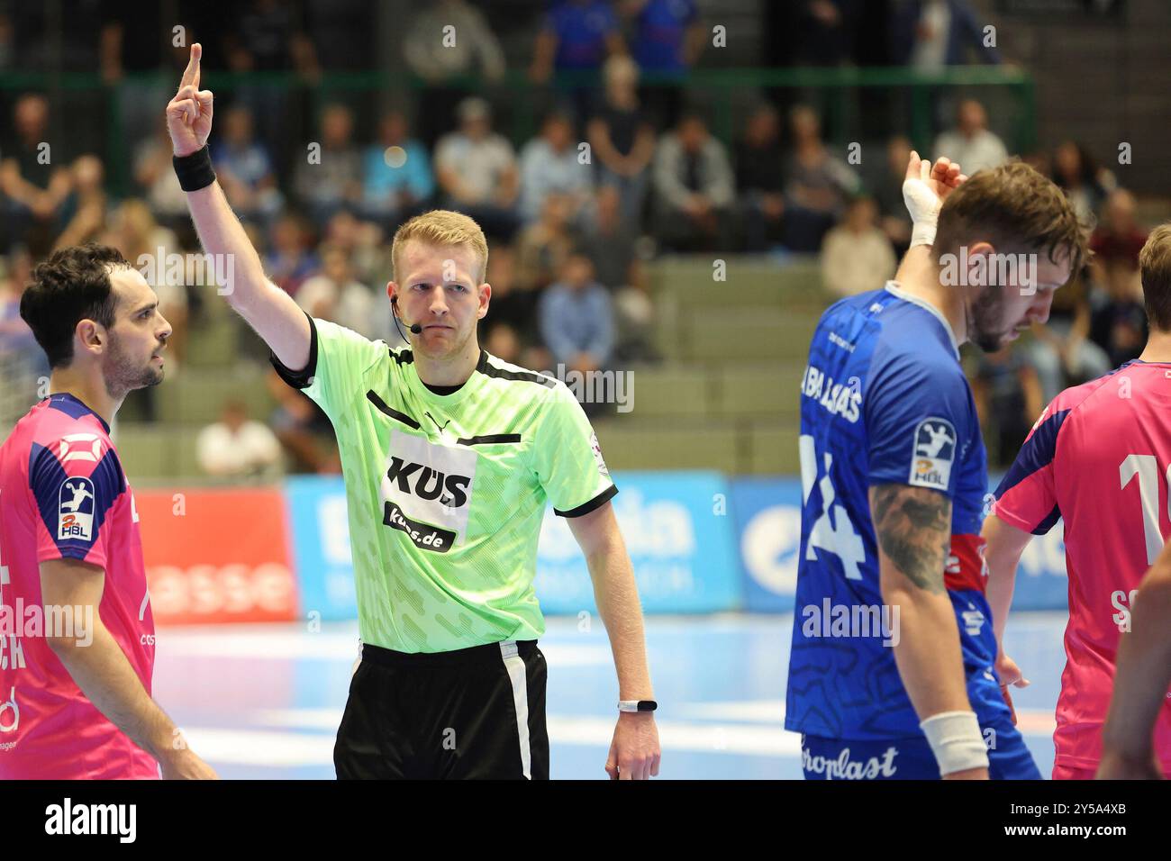 20.09.2024, Unihalle, Wuppertal, GER, 2.HBL. bergischer HC vs. TSV Bayer Dormagen, im Bild: 2 Minuten werden durch den Schiedsrichter angezeigt gegen Gerdas Barbarskas (BHC #14), Foto © nordphoto GmbH/Meuter Stock Photo