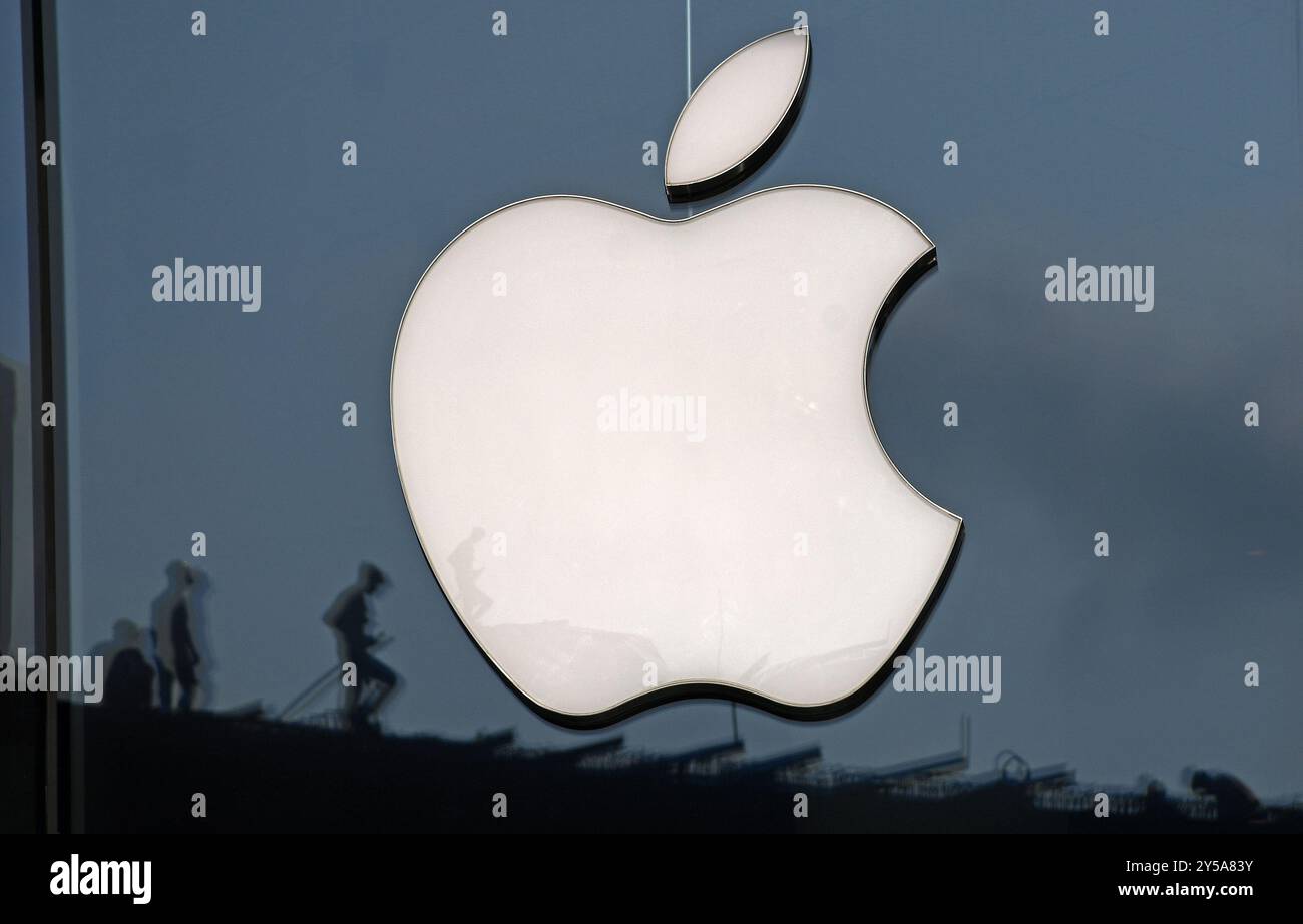 Mumbai, India. 20th Sep, 2024. Apple logo is seen on the glass at Apple store in Bandra Kurla Complex (BKC) in Mumbai. Customers stood in a long queue to check and buy the new series of iPhone 16 which went on sale 0n 20th September 2024. (Photo by Ashish Vaishnav/SOPA Images/Sipa USA) Credit: Sipa USA/Alamy Live News Stock Photo