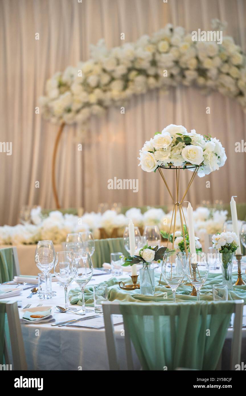 Indian wedding decor hi-res stock photography and images - Alamy, image size:864x1390