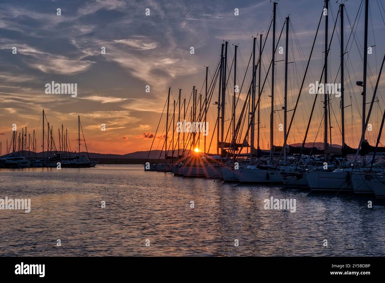 Sunset sailing boats hi-res stock photography and images - Alamy