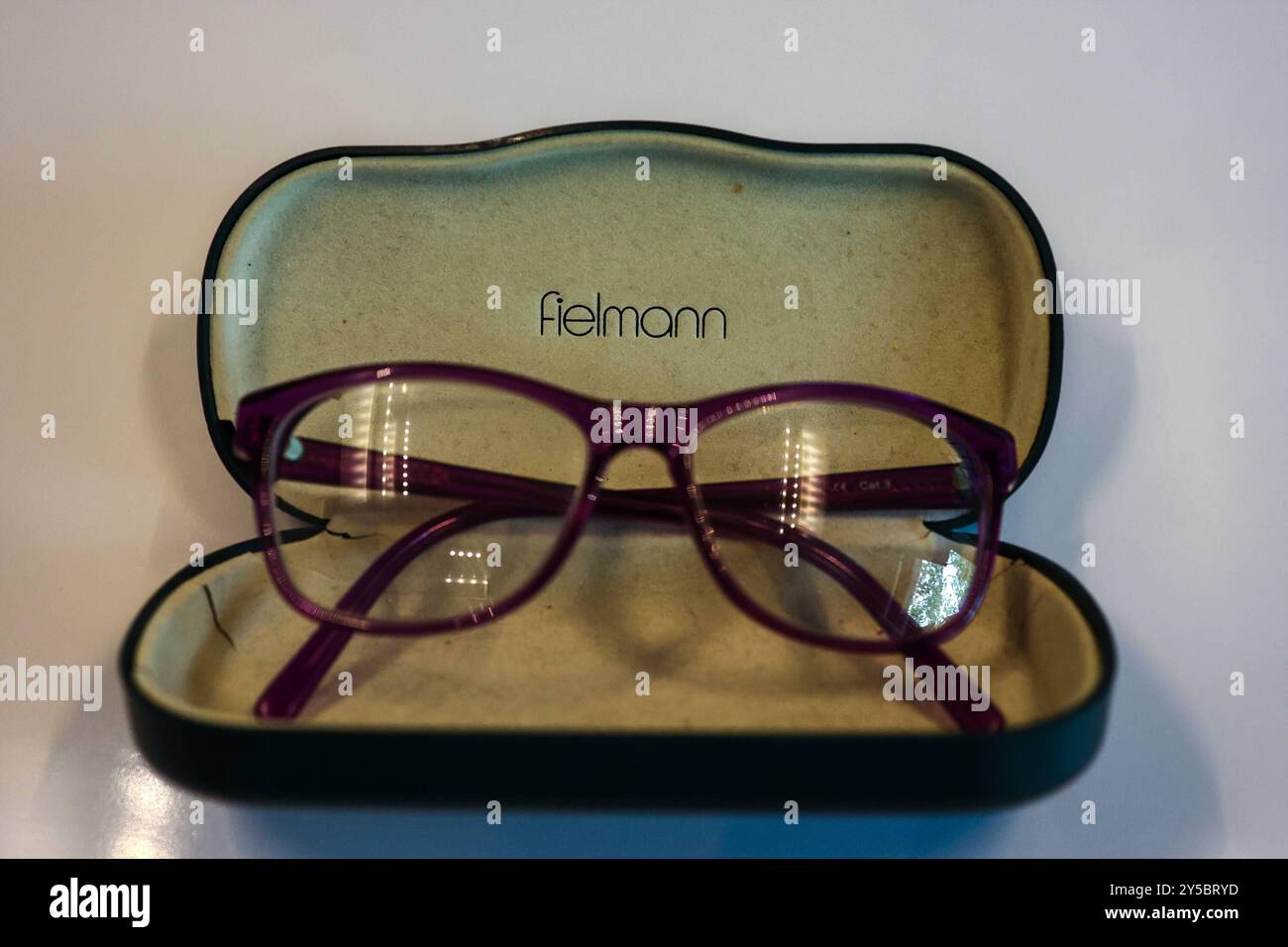 Stockbilder 09/2024 Brille in einem Fielman Etui *** Stock photos 09 2024 Glasses in a Fielman case Copyright: xLobeca/RalfxHomburgx Stock Photo