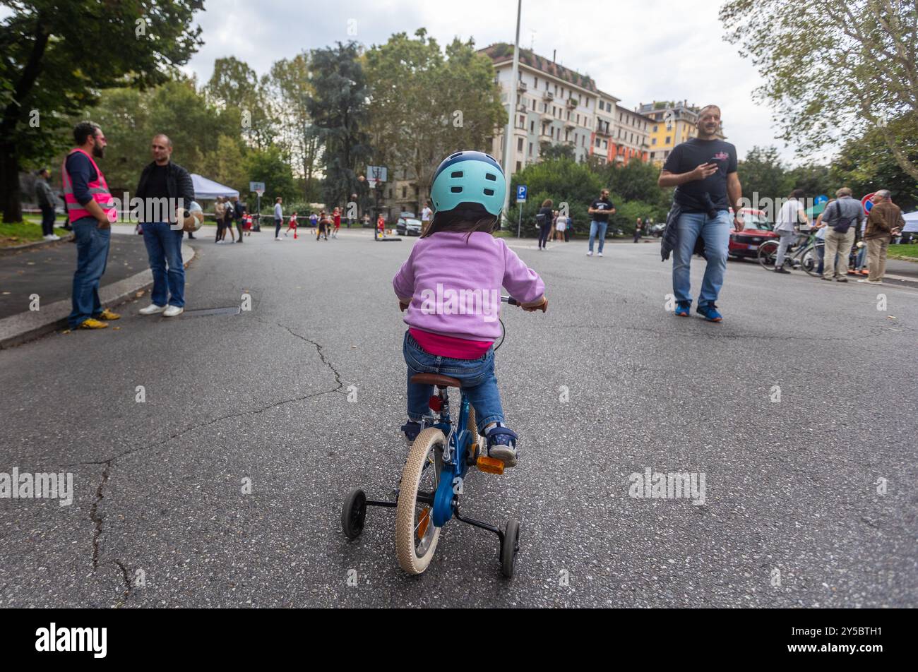 Milano, Italia. 21st Sep, 2024. Giornata Mondiale Senza Auto, 'No parking day' in Piazzale Libia - Milano, Italia - Sabato, 21 Settembre 2024 (foto Stefano Porta/LaPresse) World Car Free Day, 'Day without parking' in Piazzale Libia - Milan, Italy - Saturday, 21 September 2024 (photo Stefano Porta/LaPresse) Credit: LaPresse/Alamy Live News Stock Photo