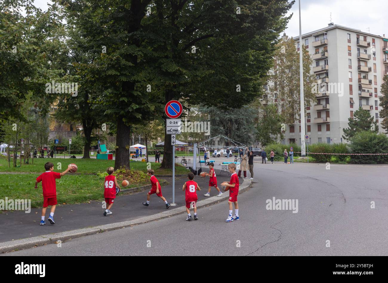 Milano, Italia. 21st Sep, 2024. Giornata Mondiale Senza Auto, 'No parking day' in Piazzale Libia - Milano, Italia - Sabato, 21 Settembre 2024 (foto Stefano Porta/LaPresse) World Car Free Day, 'Day without parking' in Piazzale Libia - Milan, Italy - Saturday, 21 September 2024 (photo Stefano Porta/LaPresse) Credit: LaPresse/Alamy Live News Stock Photo