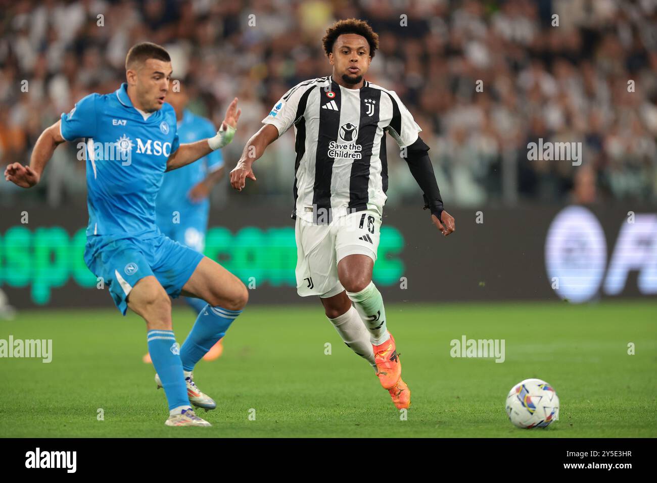 Turin, Italy. 21st Sep, 2024. Alessandro Buongiorno of SSC Napoli and Weston McKennie of Juventus during the Serie A match at Allianz Stadium, Turin. Picture credit should read: Jonathan Moscrop/Sportimage Credit: Sportimage Ltd/Alamy Live News Stock Photo