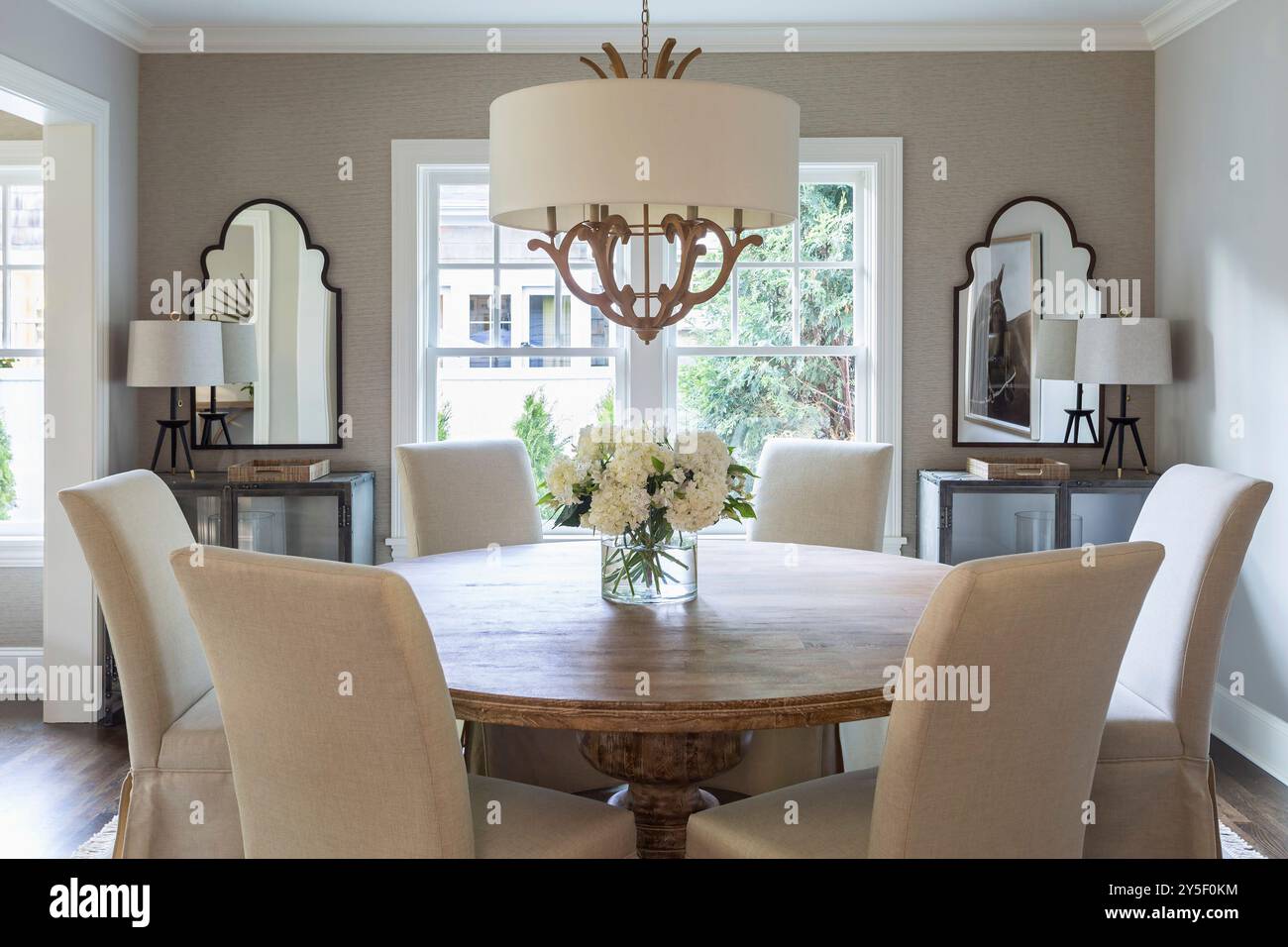 Rustic round dining table hi-res stock photography and images - Alamy