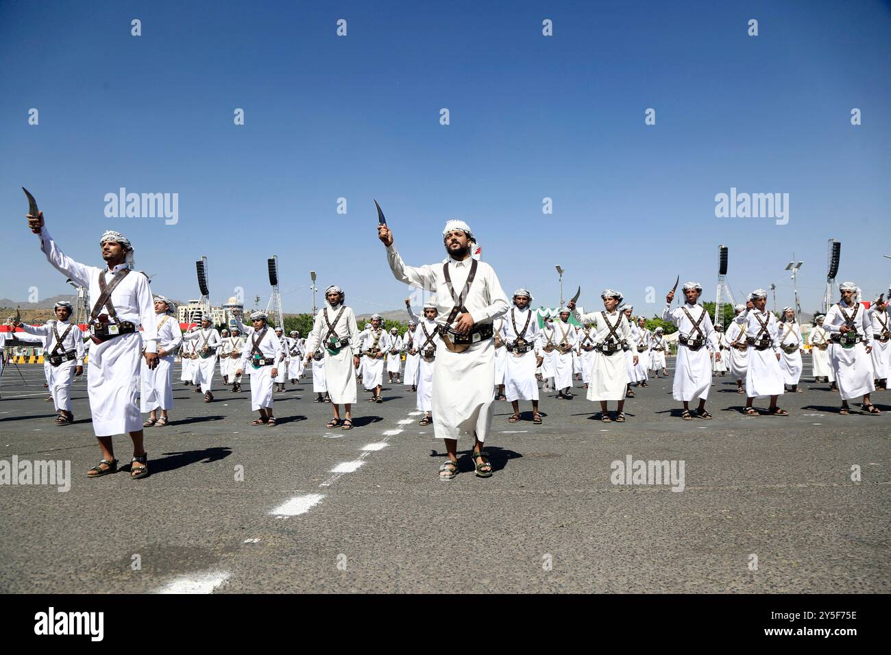 (240922) -- SANAA, Sept. 22, 2024 (Xinhua) -- Members of a band wearing ...