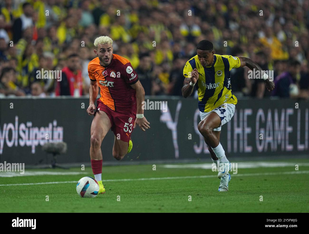 September 21 2024: BarÄ±ÅŸ Alper YÄ±lmaz of Galatasaray controls the ball during a Turkey SÃ¼per Ligue game, Fenerbahçe SK vs Galatasaray S.K, at Ulker Fenerbahce Sukru Saracoglu Stadium, Istanbul, Turkey. Ulrik Pedersen/CSM (Credit Image: © Ulrik Pedersen/Cal Sport Media) Stock Photo