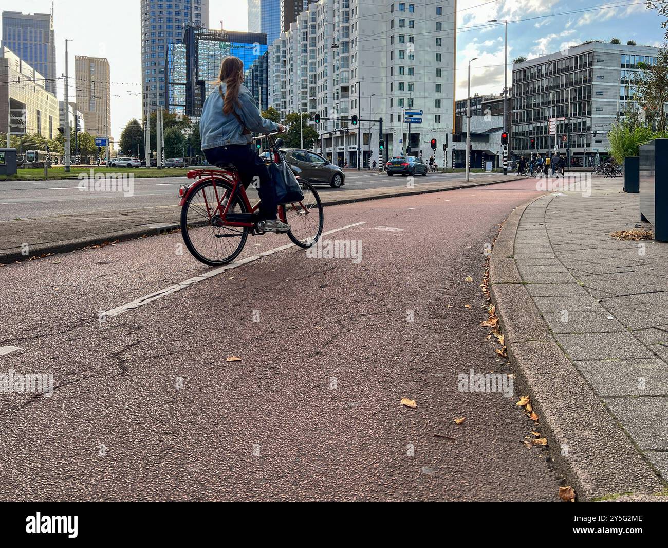 Radwegenetz breite, sichere Radwege getrennt von der Straße in ...