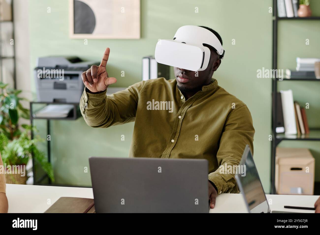 Mixed reality office hi-res stock photography and images - Alamy