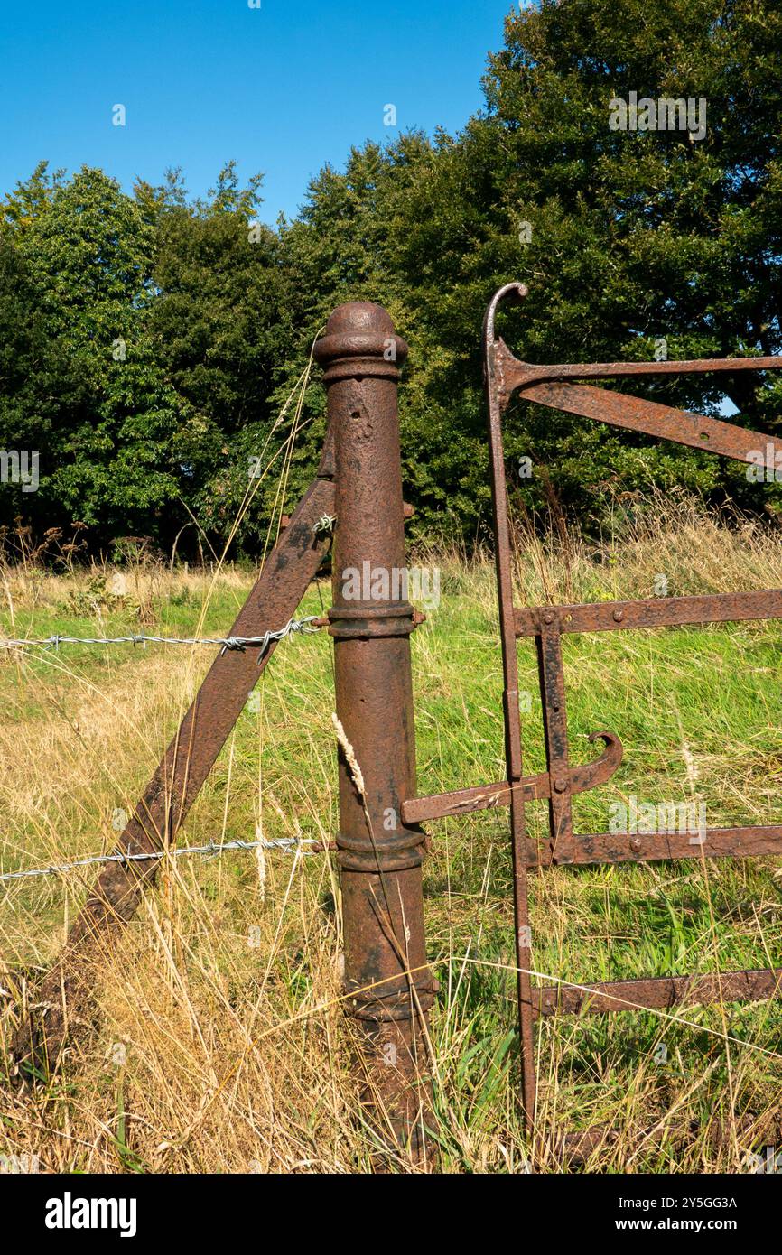 Old farm gate hi-res stock photography and images - Alamy