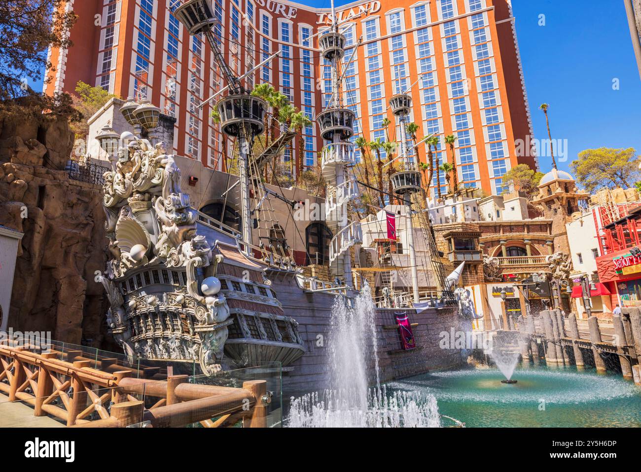 Pirate ship treasure island hotel hi-res stock photography and images ...