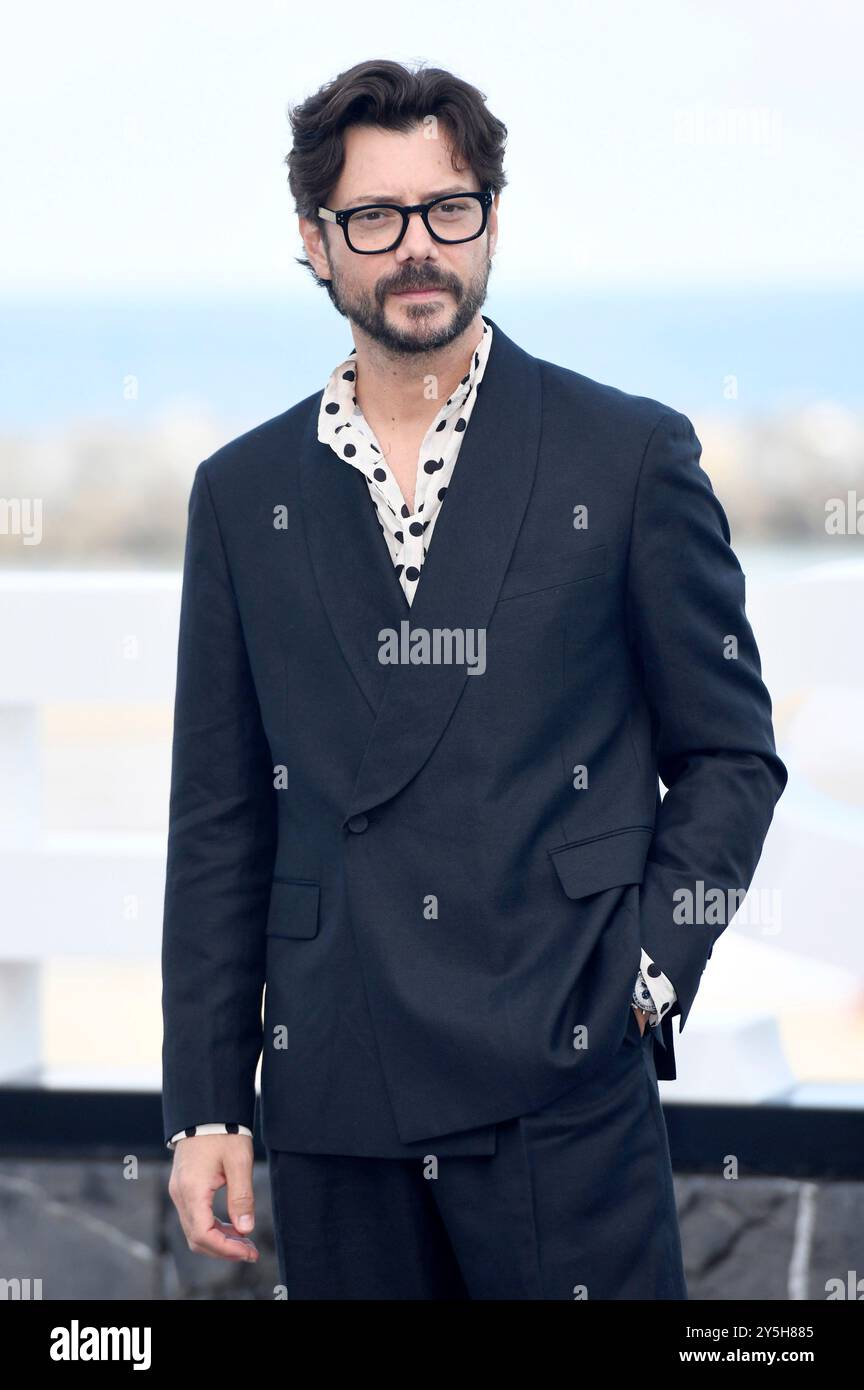 Alvaro Morte beim Photocall zum Animationsfilm 'The Wild Robot / Der Wilde Roboter' auf dem 72. Internationalen Filmfestival San Sebastian / Festival Internacional de Cine de San Sebastián auf der Kursaal Terasse. San Sebastian, 22.09.2024 Stock Photo