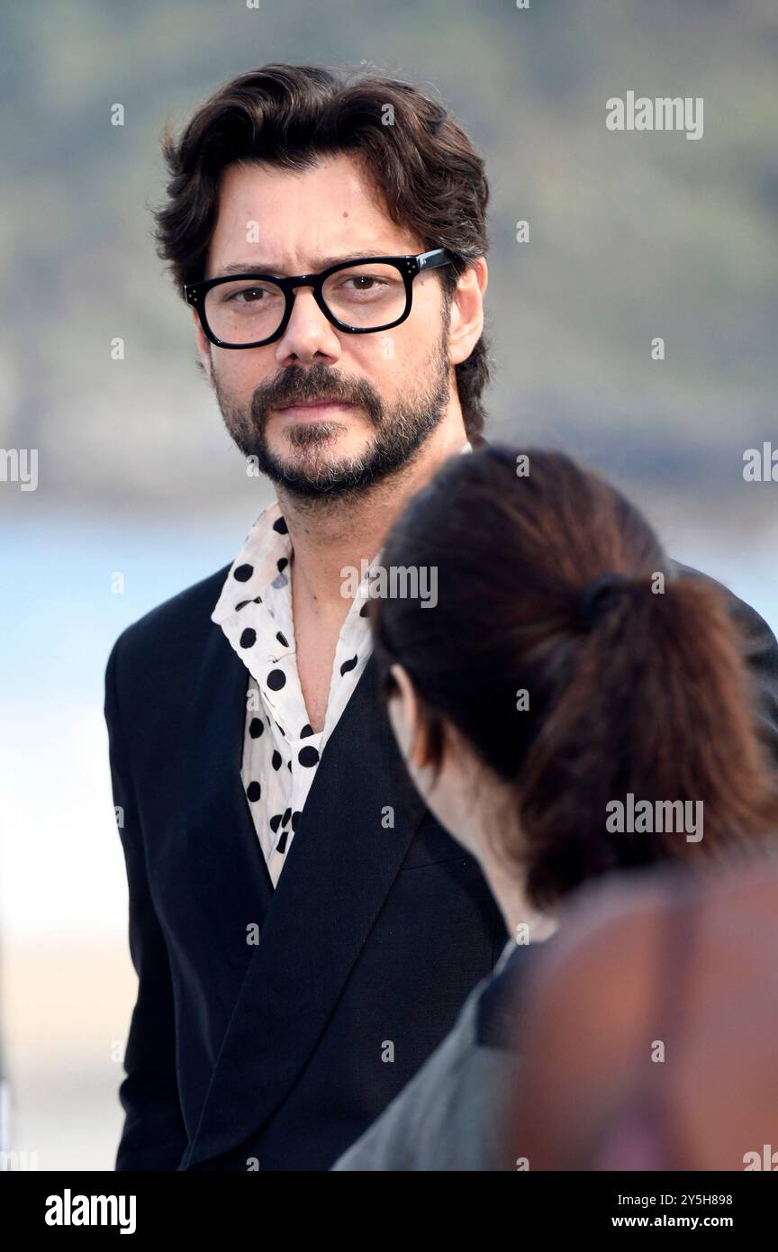 Alvaro Morte beim Photocall zum Animationsfilm 'The Wild Robot / Der Wilde Roboter' auf dem 72. Internationalen Filmfestival San Sebastian / Festival Internacional de Cine de San Sebastián auf der Kursaal Terasse. San Sebastian, 22.09.2024 Stock Photo