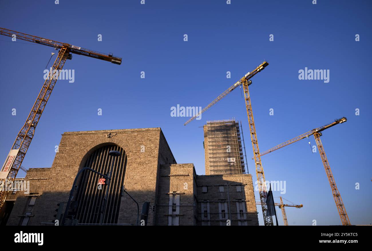 Old Bonatzbau station, cranes, Zueblin construction cranes, construction site, Stuttgart 21 underground railway project, main station, logo, DB, Deuts Stock Photo