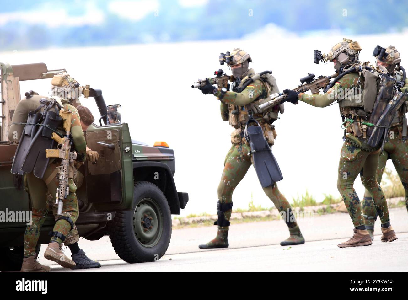Kampfschwimmer des Kommando Spezialkräfte der Marine KSM zeigen das ...