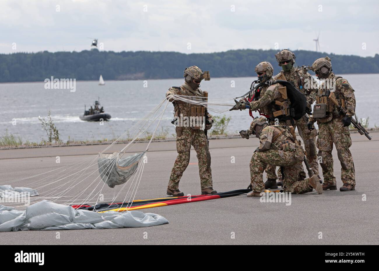 Kampfschwimmer des Kommando Spezialkräfte der Marine KSM beim Einholen ...