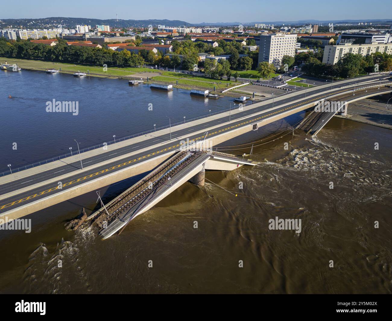 A section of the Carola Bridge has collapsed for unknown reasons. Over ...