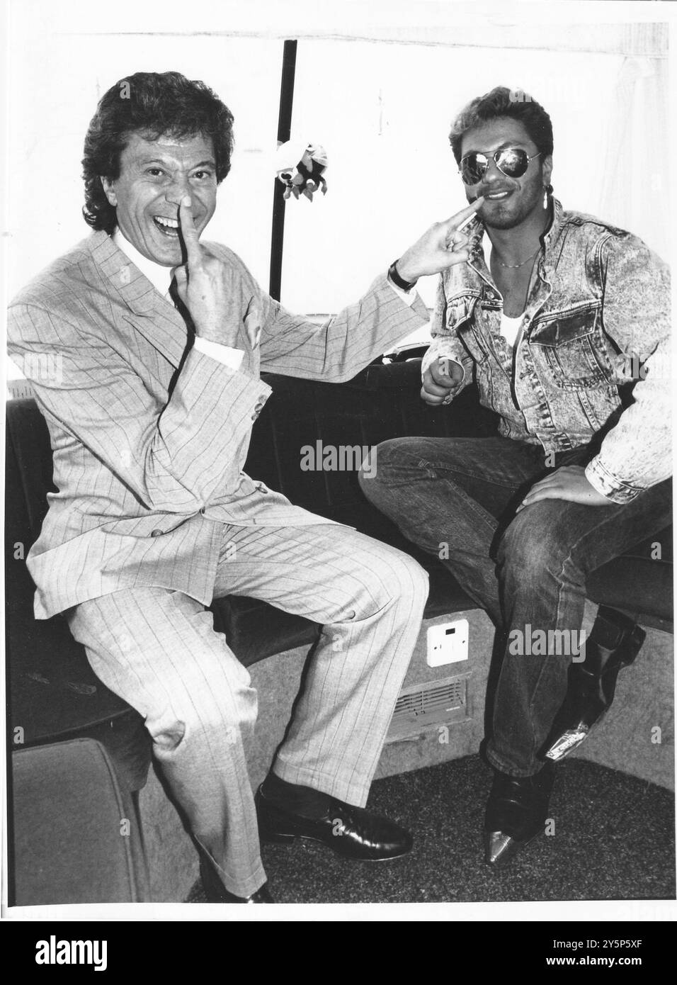 LIONEL BLAIR TELLS GEORGE MICHAEL TO STOP BEING NOSEY, 1988. PIC MIKE WALKER 1988 Stock Photo