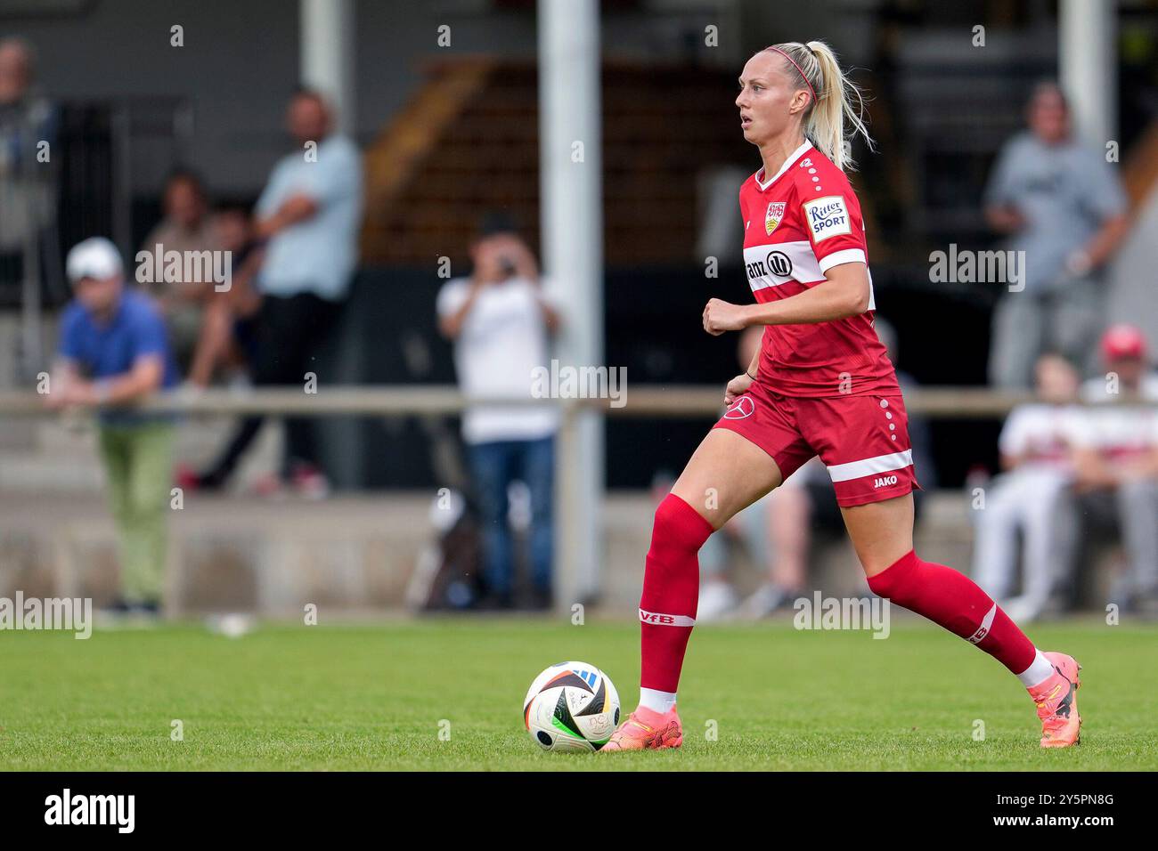 St. Leon Rot, Deutschland. 22nd Sep, 2024. Meike Meßmer (Messmer, VfB, 29), am Ball, Freisteller, Ganzkörper, Einzelbild, Einzelfoto, Aktion, Action, 22.09.2024, St. Leon-Rot (Deutschland), Fussball, Regionalliga Süd, TSG 1899 Hoffenheim U20 - VfB Stuttgart, 22.09.2024, St. Leon-Rot (Deutschland), Fussball, Regionalliga Süd, TSG 1899 Hoffenheim U20 - VfB Stuttgart, DFB/DFL REGULATIONS PROHIBIT ANY USE OF PHOTOGRAPHS AS IMAGE SEQUENCES AND/OR QUASI-VIDEO. Credit: dpa/Alamy Live News Stock Photo