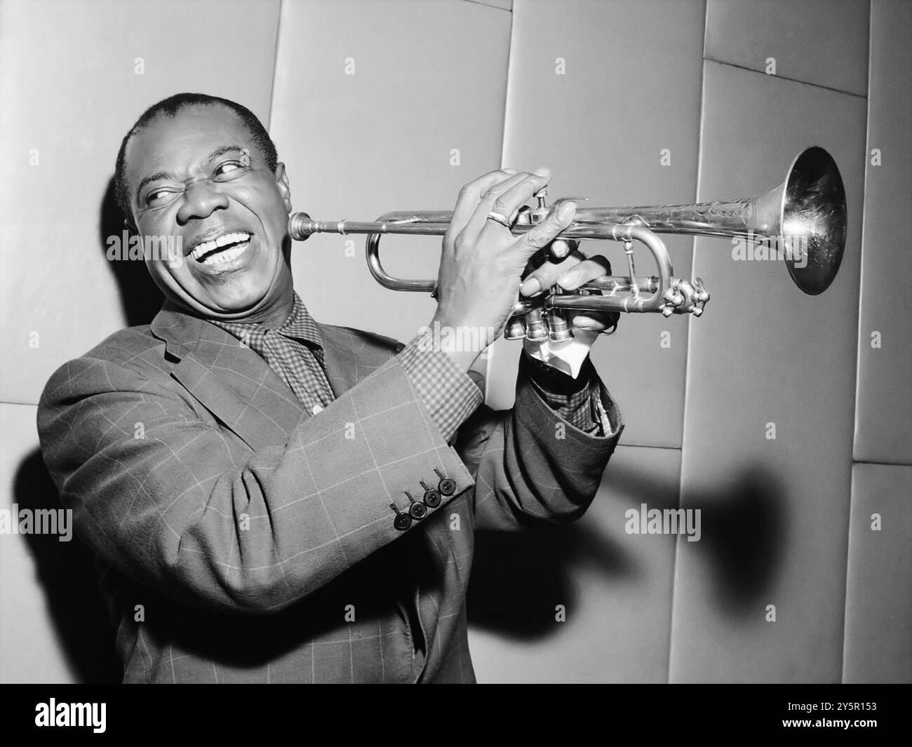 Louis Armstrong with trumpet, in Amsterdam (1955) Stock Photo