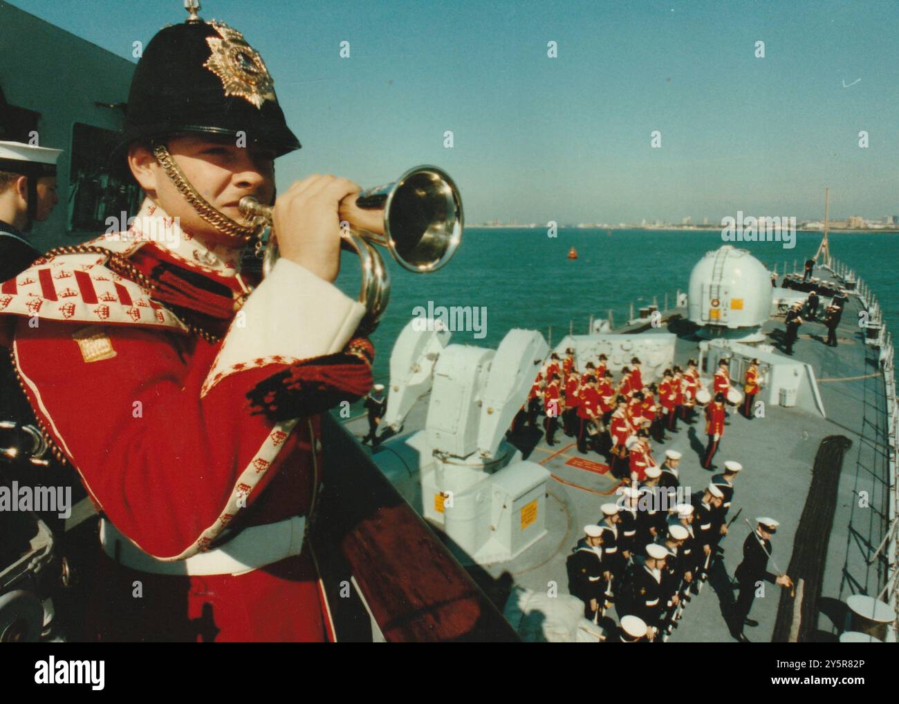 THE BAND STRIKES UP FOR THE CREW OF HMS GLOUCESTER WELCOME AS THE DESTROYER RETURNS TO PORTSMOUTH FROM THE GULF, 1991 PICTURE MIKE WALKER 1991 Stock Photo