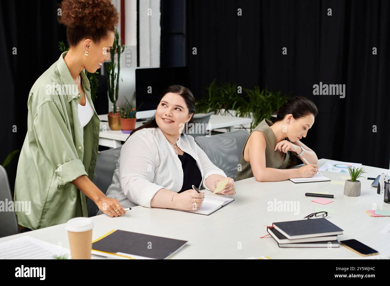 Streamlines Discussion Design office teamwork discussions hi-res stock photography and images ...