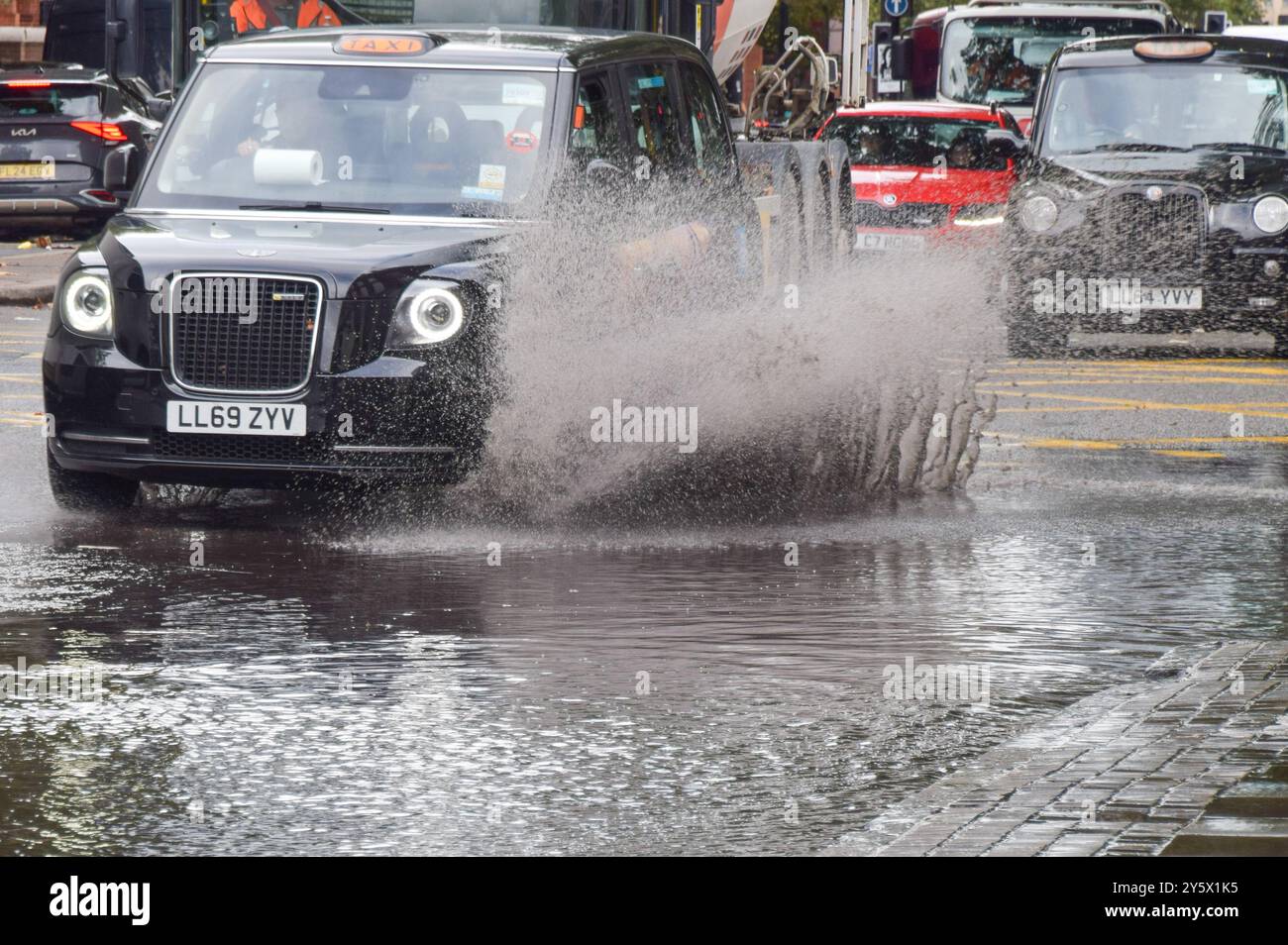 London, England, UK. 23rd Sep, 2024. A taxi splashes through a waterlogged Euston Road as flood warnings are issued in England and Wales amidst heavy rain. (Credit Image: © Vuk Valcic/ZUMA Press Wire) EDITORIAL USAGE ONLY! Not for Commercial USAGE! Stock Photo