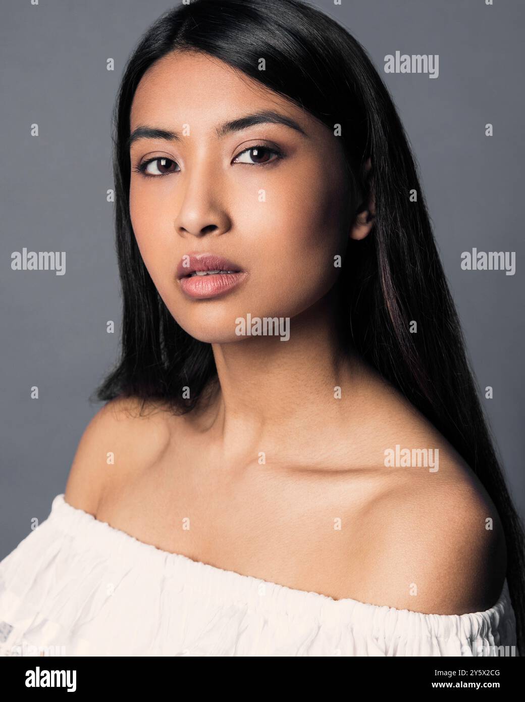 Portrait woman grey hair hi-res stock photography and images - Alamy