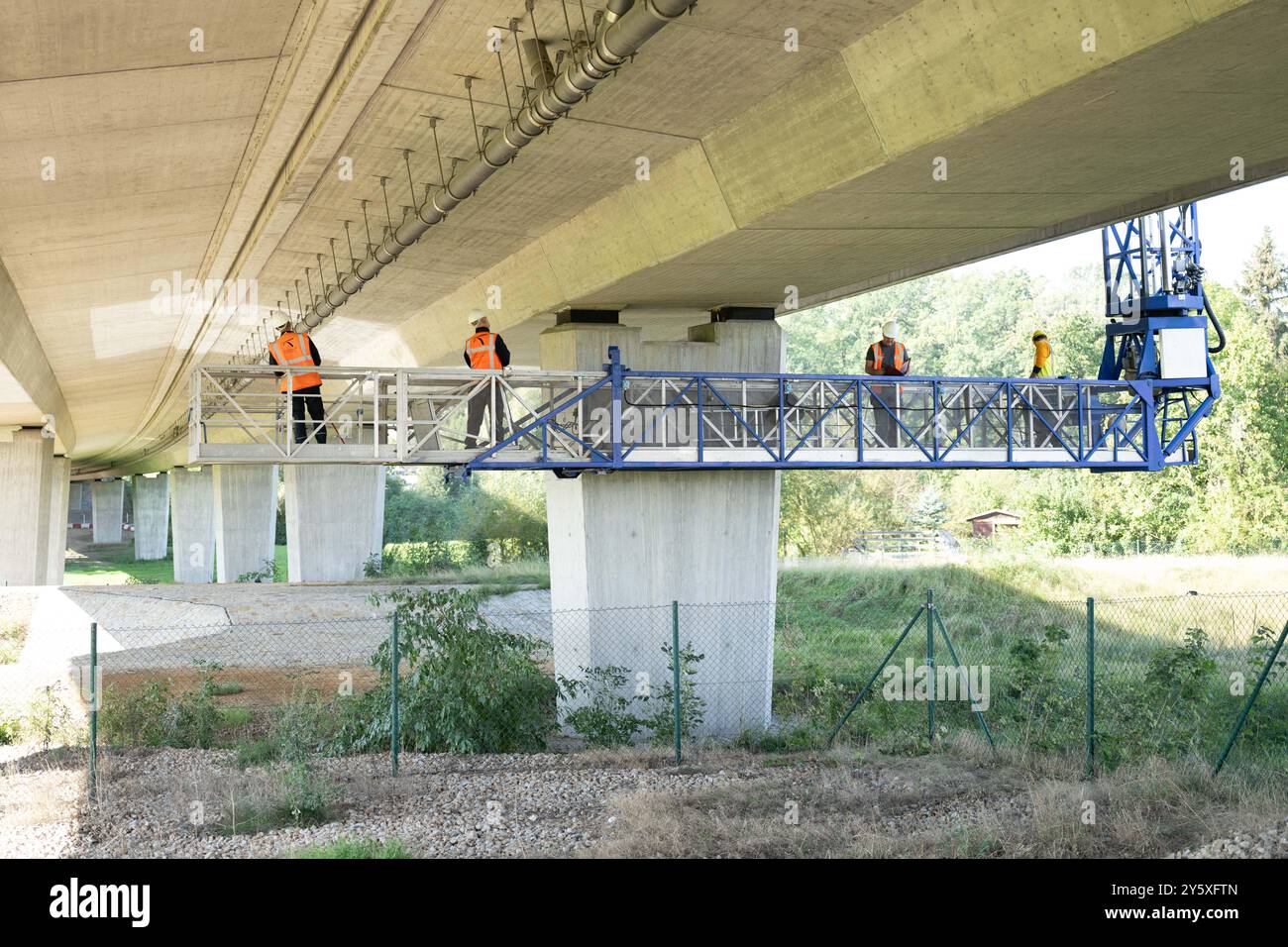 23 September 2024, Saxony, Löbau: Bridge inspectors stand on a bridge ...