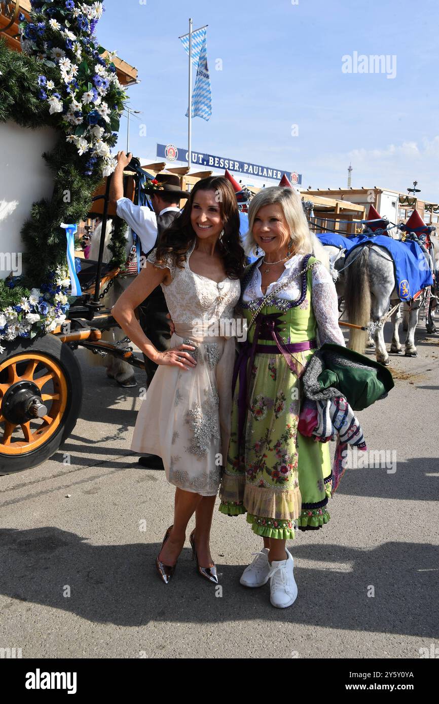 Anita Hoffmann und Marianne Hartl / WiesÂ n 2024 / Sixt Damenwiesen / Schützenzelt / 3. Tag / Theresienwiese / Bierzelt / München / 23. September 2024 *** Anita Hoffmann and Marianne Hartl WiesÂ n 2024 Sixt Damenwiesen Schützenzelt 3 day Theresienwiese beer tent Munich September 23, 2024 Stock Photo