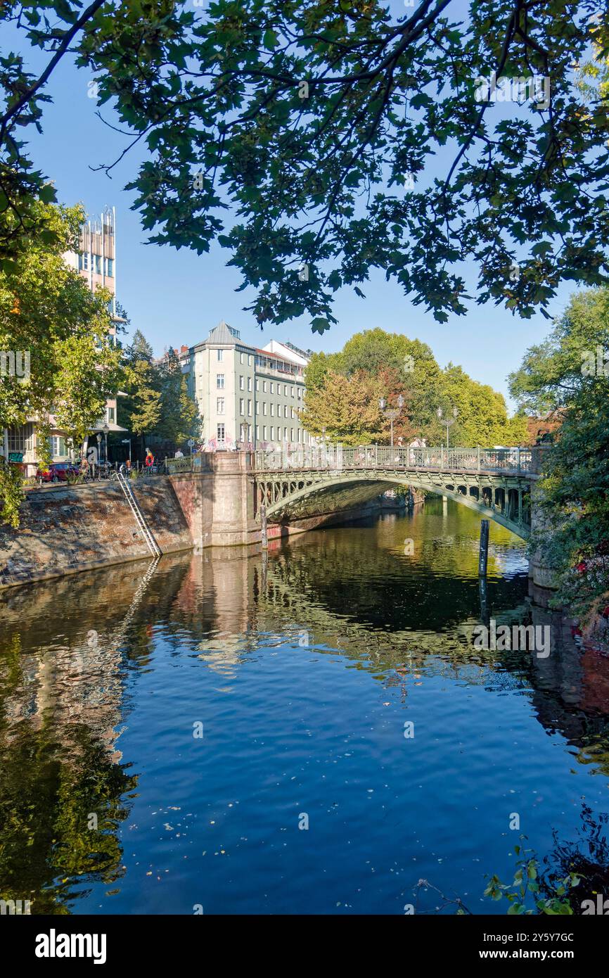 admiralsbr-cke-in-kreuzberg-landwehrkanal-sp-tsommer-berlin