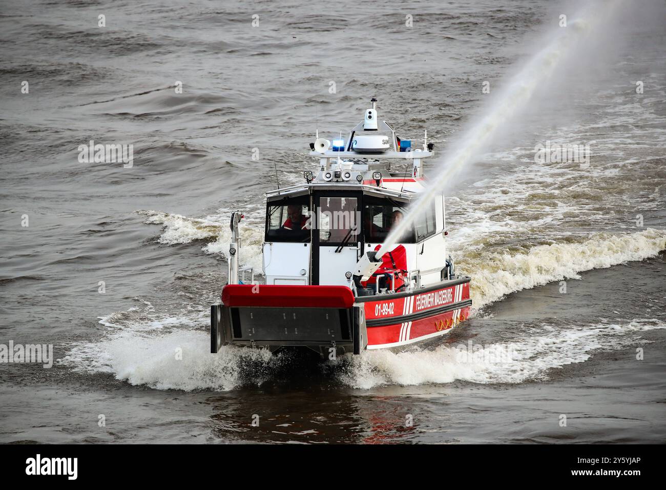 Das neue Einsatzboot der Feuerwehr Magdeburg fährt auf der Elbe. Feuerwehr Magdeburg schließt Jubiläumsjahr ab. Finale an der Sternbrücke mit Einsatzübungen. eine Einsatzübung der Feuerwehr Magdeburg, bei der ein Szenario mit einer verunfallten Person geübt wird. Bei dieser luftgestützten Rettung ist geplant, dass die Höhenretter mit Unterstützung der Polizeihubschrauberstaffel zum Einsatz kommen. An diesem Abend wird auch das neue Einsatzboot der Feuerwehr Magdeburg in Aktion gezeigt. Zum feierlichen Abschluss ihres Jubiläumsjahrs zum 150-jährigen Bestehen lädt die Feuerwehr Magdeburg am Mont Stock Photo