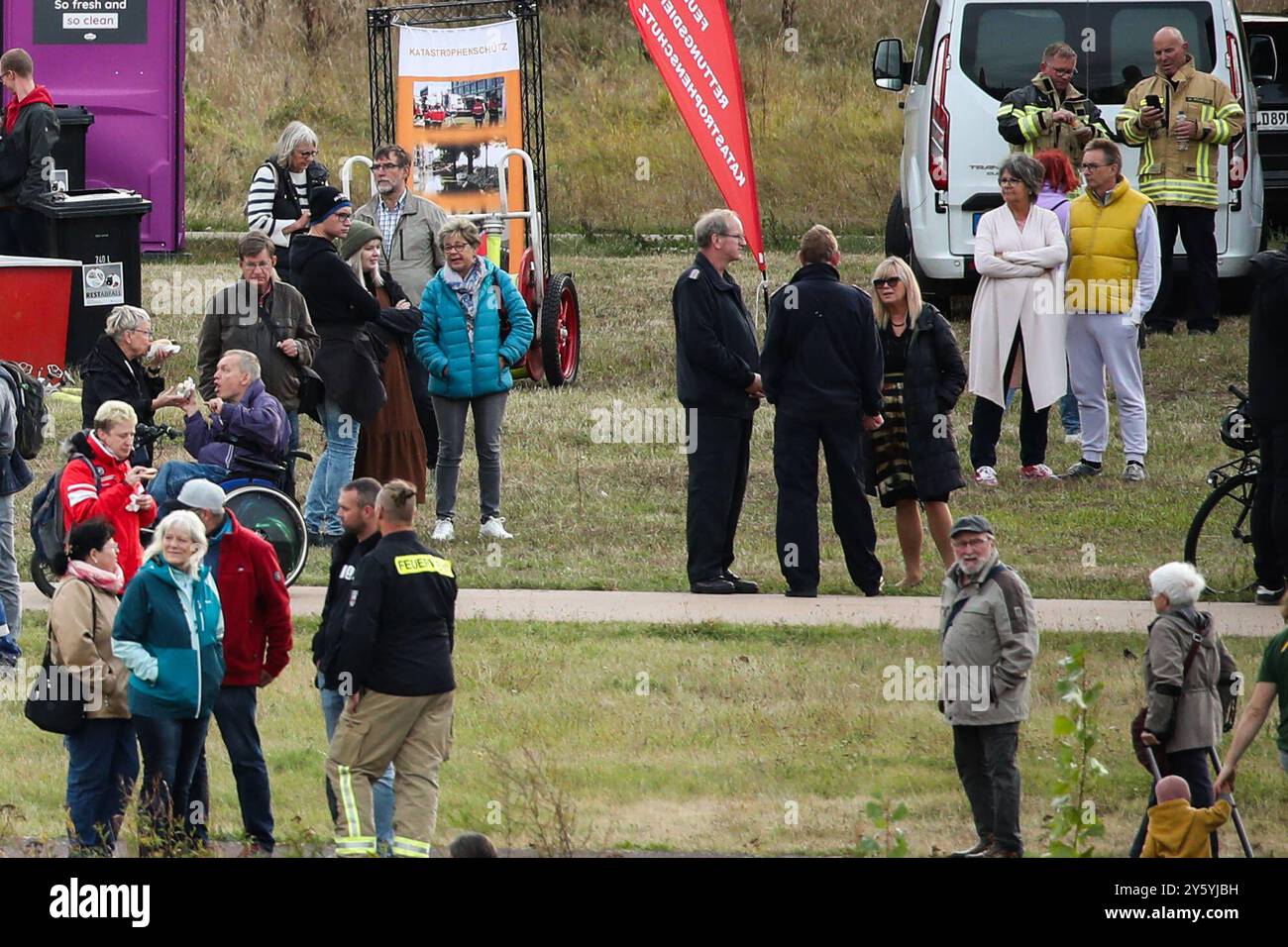 Oberbürgermeisterin Simone Borris M. unterhält sich mit Feuerwehrleuten. Feuerwehr Magdeburg schließt Jubiläumsjahr ab. Finale an der Sternbrücke mit Einsatzübungen. eine Einsatzübung der Feuerwehr Magdeburg, bei der ein Szenario mit einer verunfallten Person geübt wird. Bei dieser luftgestützten Rettung ist geplant, dass die Höhenretter mit Unterstützung der Polizeihubschrauberstaffel zum Einsatz kommen. An diesem Abend wird auch das neue Einsatzboot der Feuerwehr Magdeburg in Aktion gezeigt. Zum feierlichen Abschluss ihres Jubiläumsjahrs zum 150-jährigen Bestehen lädt die Feuerwehr Magdeburg Stock Photo