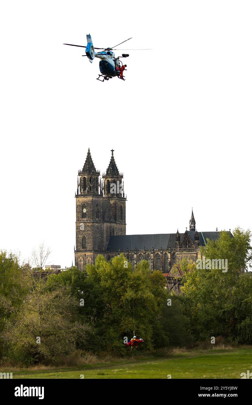 Die Polizeihubschrauberstaffel führt eine Luftrettung vor. Feuerwehr Magdeburg schließt Jubiläumsjahr ab. Finale an der Sternbrücke mit Einsatzübungen. eine Einsatzübung der Feuerwehr Magdeburg, bei der ein Szenario mit einer verunfallten Person geübt wird. Bei dieser luftgestützten Rettung ist geplant, dass die Höhenretter mit Unterstützung der Polizeihubschrauberstaffel zum Einsatz kommen. An diesem Abend wird auch das neue Einsatzboot der Feuerwehr Magdeburg in Aktion gezeigt. Zum feierlichen Abschluss ihres Jubiläumsjahrs zum 150-jährigen Bestehen lädt die Feuerwehr Magdeburg am Montag, de Stock Photo