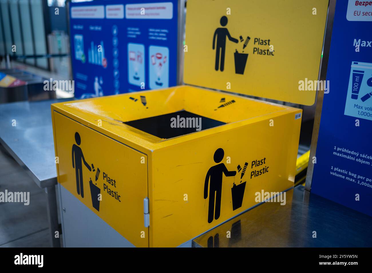 Airport operations management hi-res stock photography and images - Alamy