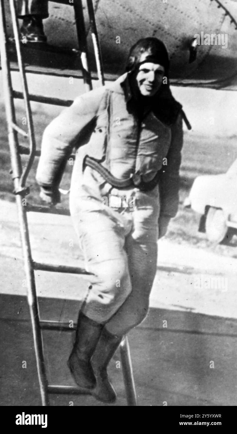YURI GAGARIN STEPS OUT OF THE PLANE AFTER FLIGHT / 13 APRIL 1961 Stock ...