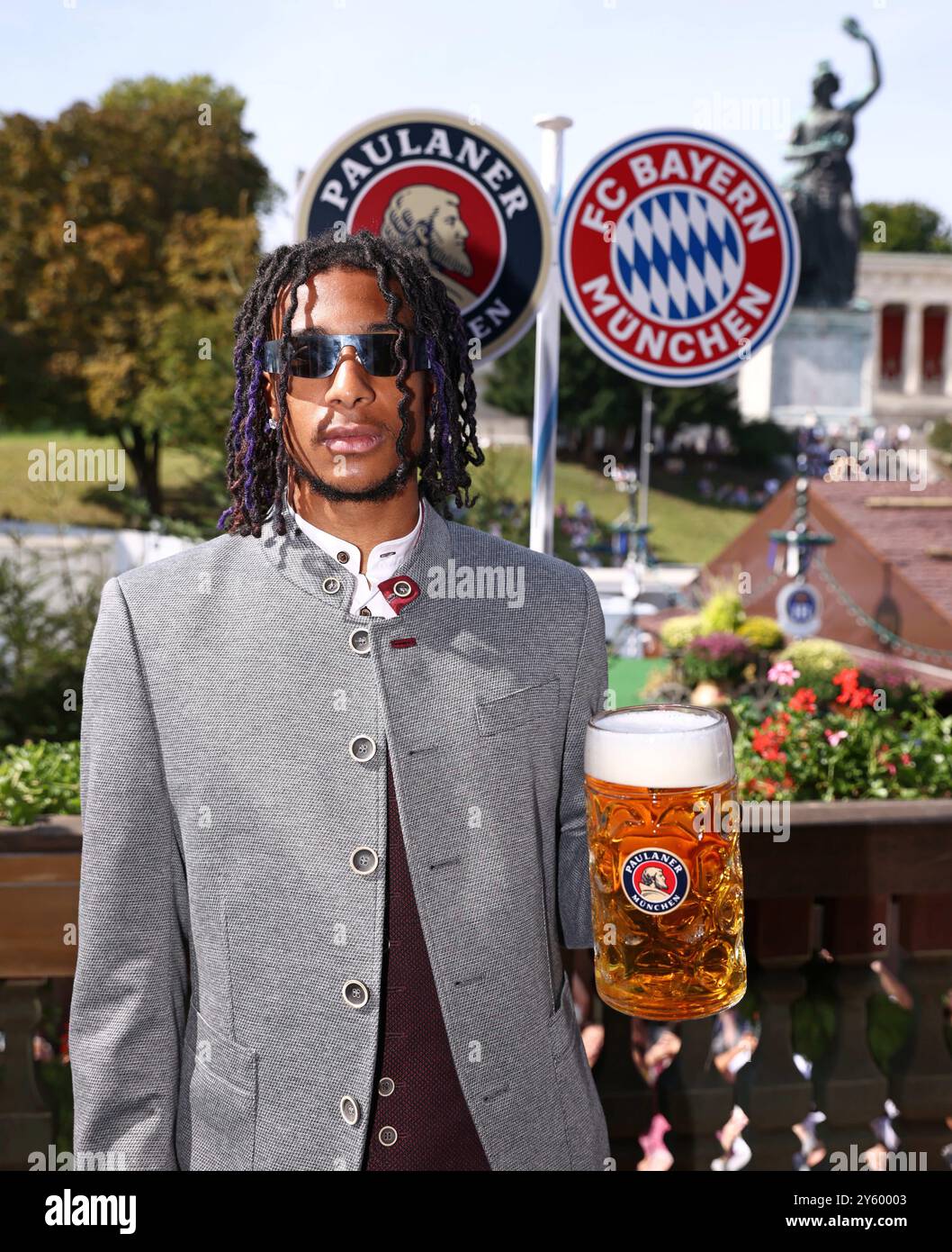 Bayern Munich Stars Celebrate Oktoberfest: Michael Olise Steals the Spotlight with Unusual Luxury Hat Bayern Munich Stars Celebrate Oktoberfest: Michael Olise Steals the Spotlight with Unusual Luxury Hat