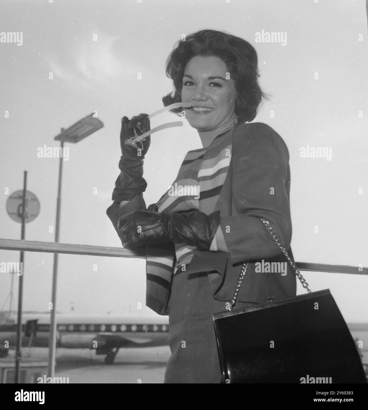 CONNIE FRANCIS LEAVES LONDON AIRPORT /   14 MARCH 1961 Stock Photo