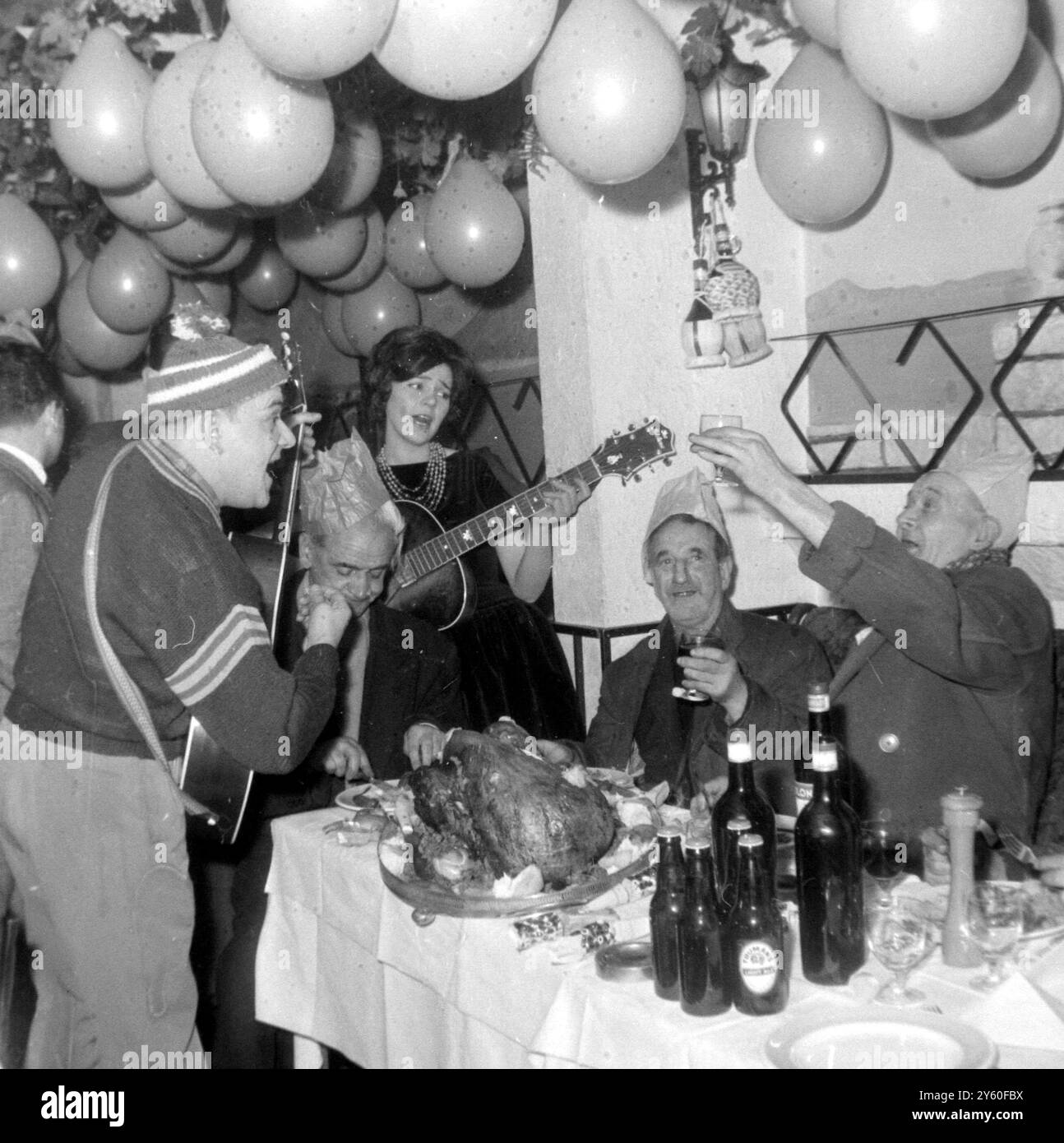 DINNERS ITALIAN RESTAURANT INVITED LONDON TRAMPS CHRISTMAS DINNER   24 DECEMBER 1960 Stock Photo
