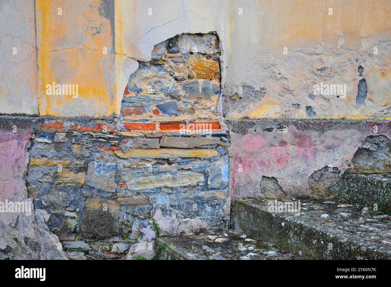 Crumbling Pulpits Crumbling plaster walls hi-res stock photography and images - Alamy