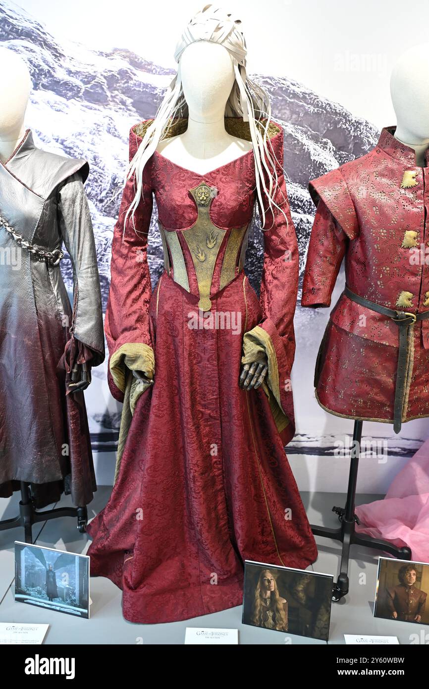 Cersei Lannister (Lena Headey) Maroon Armoured Corset Dress from Game of  Thrones (HBO Original 2011-2019, Season 3 Stock Photo - Alamy